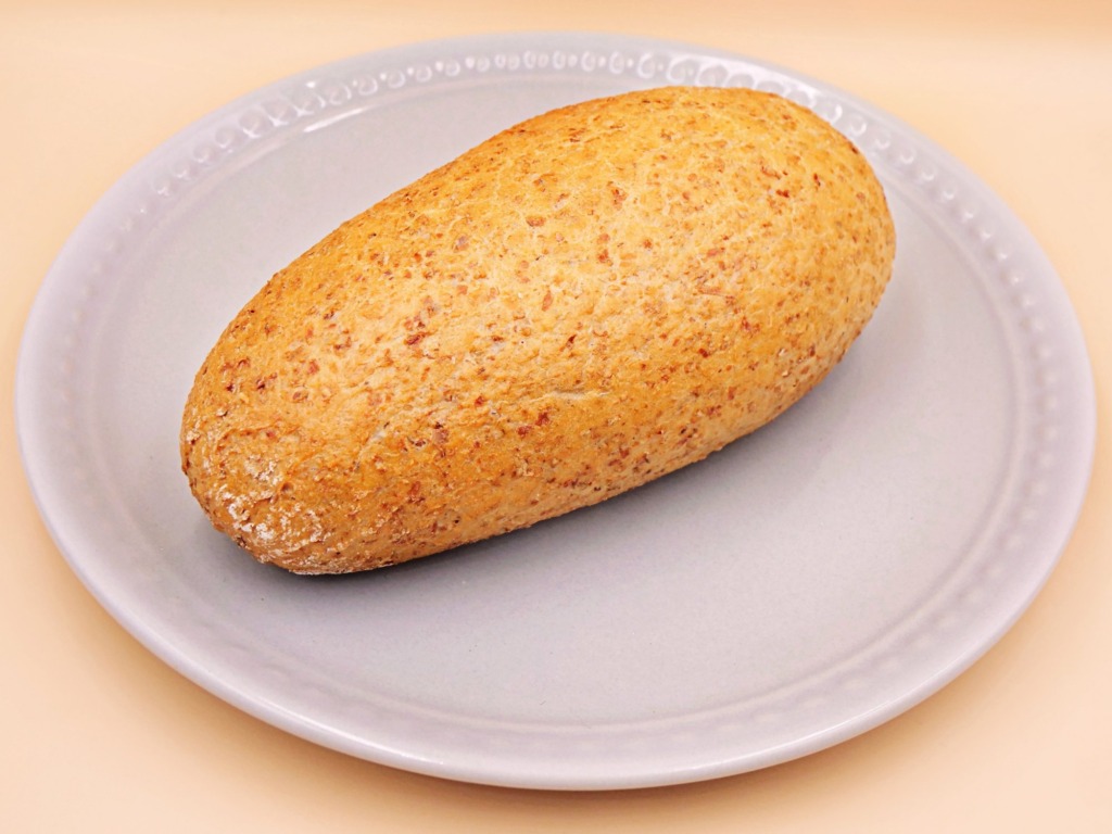 Bułka grahamka z łososiem wędzonym, sałatą i pomidorkami przepis