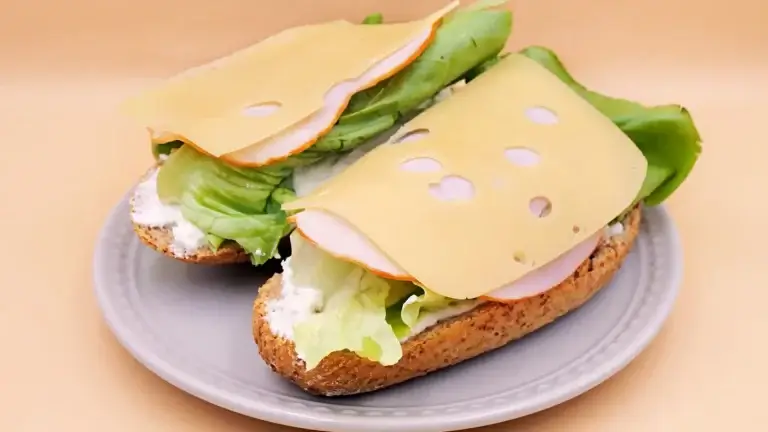 bulka grahamka ze skyrem salata poledwica i serem przepis