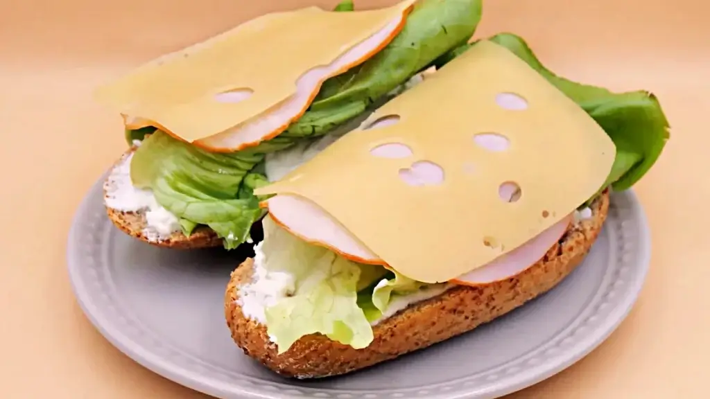 bulka grahamka ze skyrem salata poledwica i serem przepis