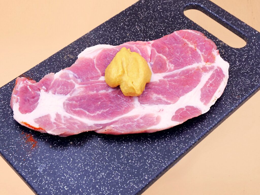 Burger z musztardową karkówką i sosem majonezowo-ketchupowym przepis