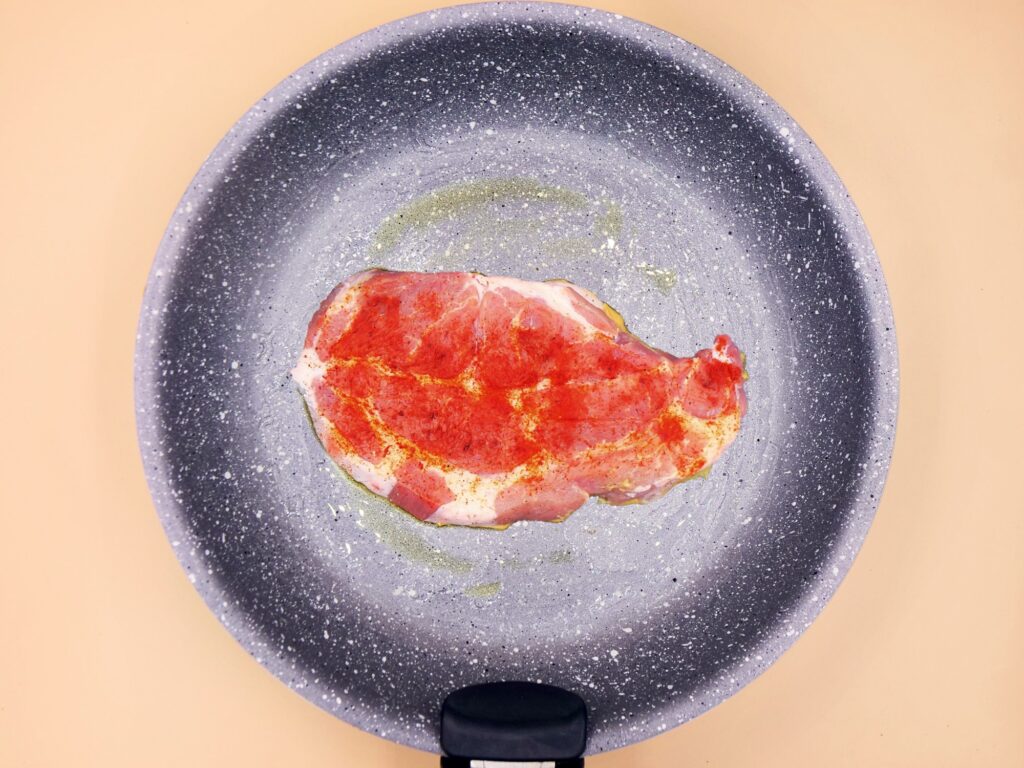 Burger z musztardową karkówką i sosem majonezowo-ketchupowym przepis