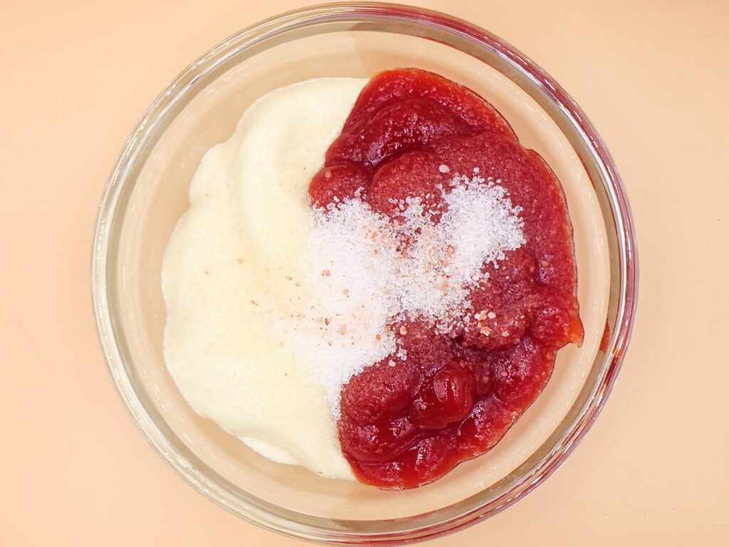 Burger z musztardową karkówką i sosem majonezowo-ketchupowym przepis