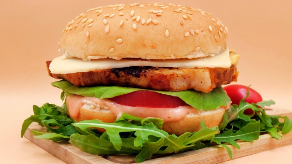 Burger z musztardową karkówką i sosem majonezowo-ketchupowym przepis