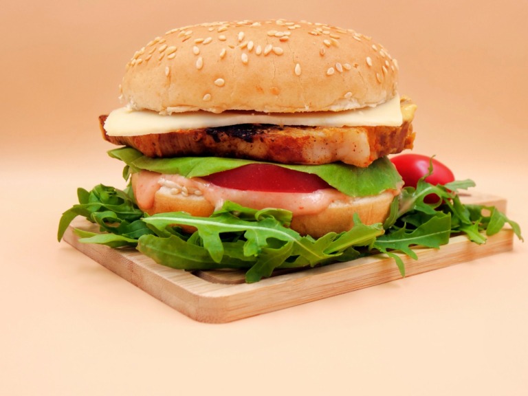 Burger z musztardową karkówką i sosem majonezowo-ketchupowym przepis