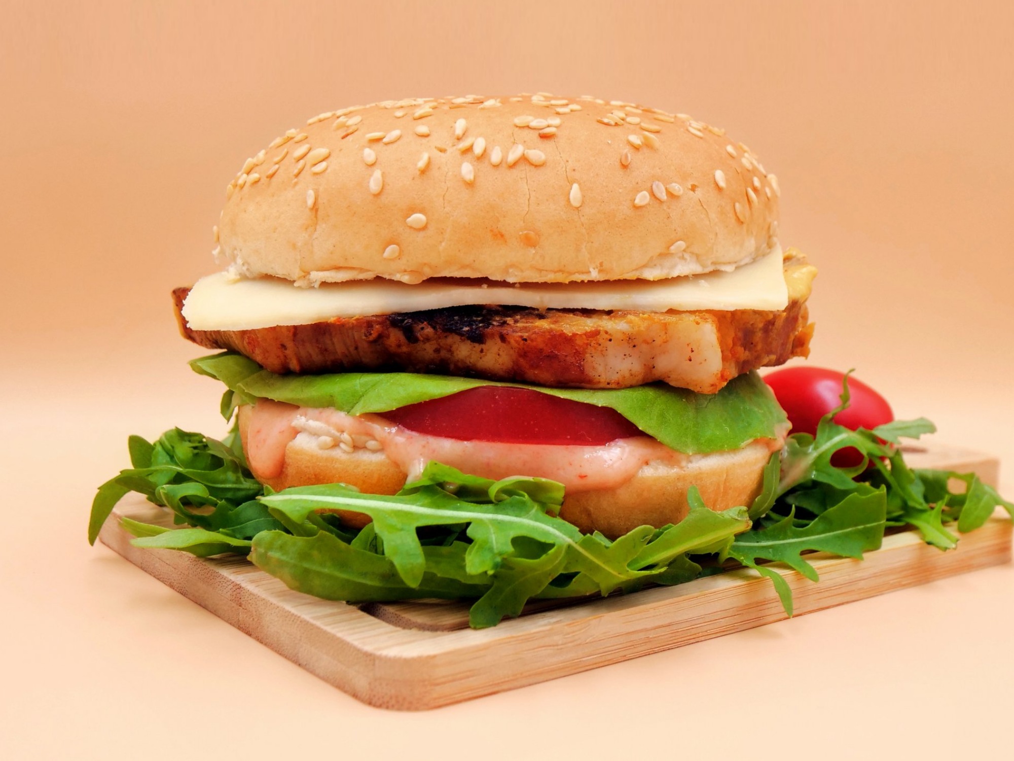 Burger z musztardową karkówką i sosem majonezowo-ketchupowym przepis