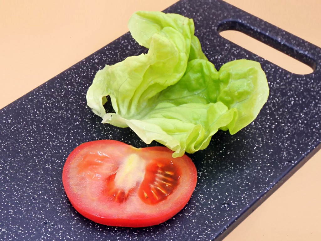 Burger z musztardową karkówką i sosem majonezowo-ketchupowym przepis