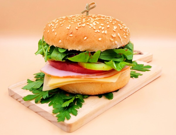 Burger z serem, polędwicą sopocką i warzywami przepis