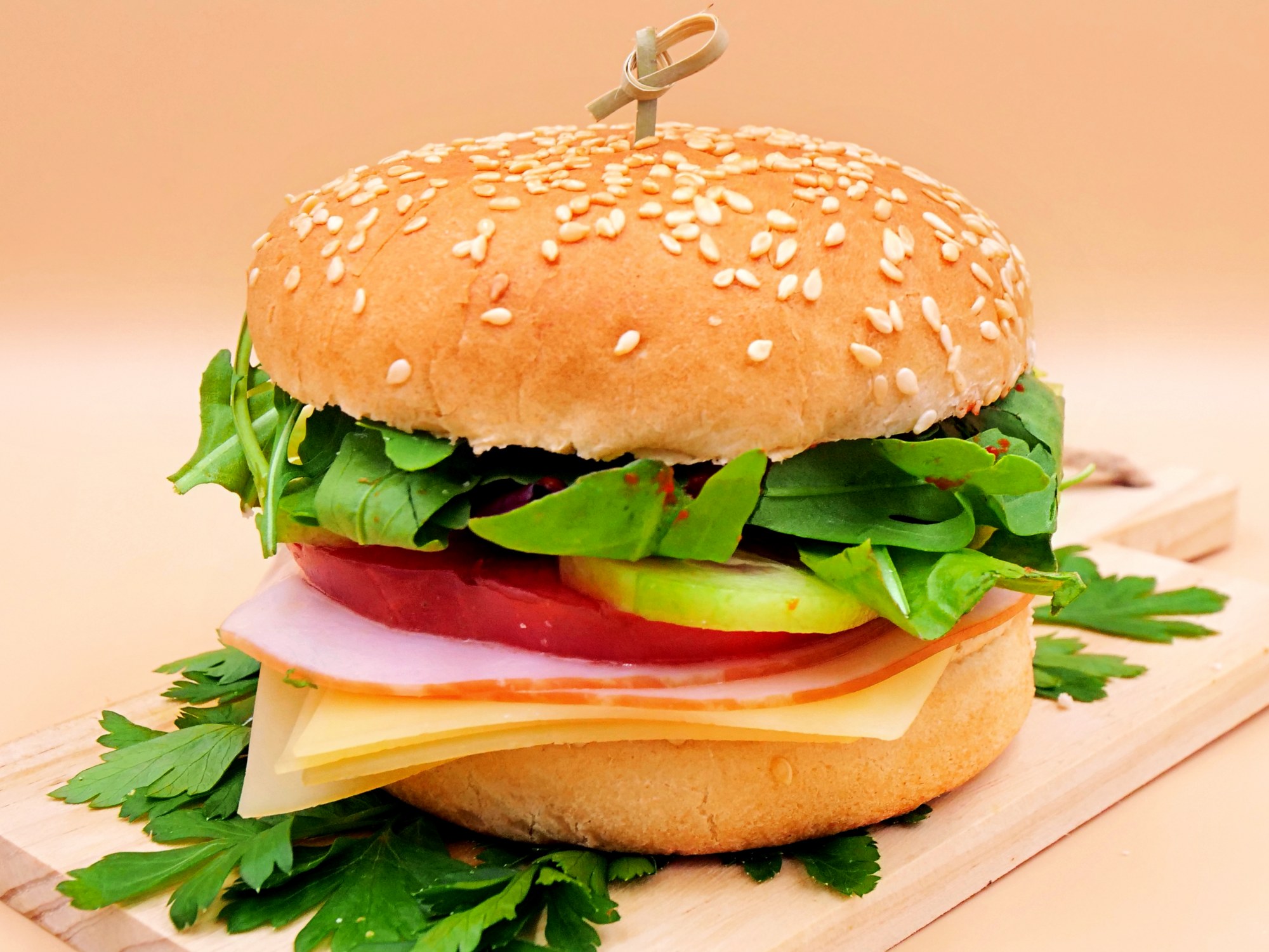 Burger z serem, polędwicą sopocką i warzywami przepis