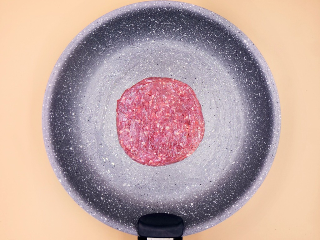 Burger z wołowiną, masłem orzechowym i majonezem przepis