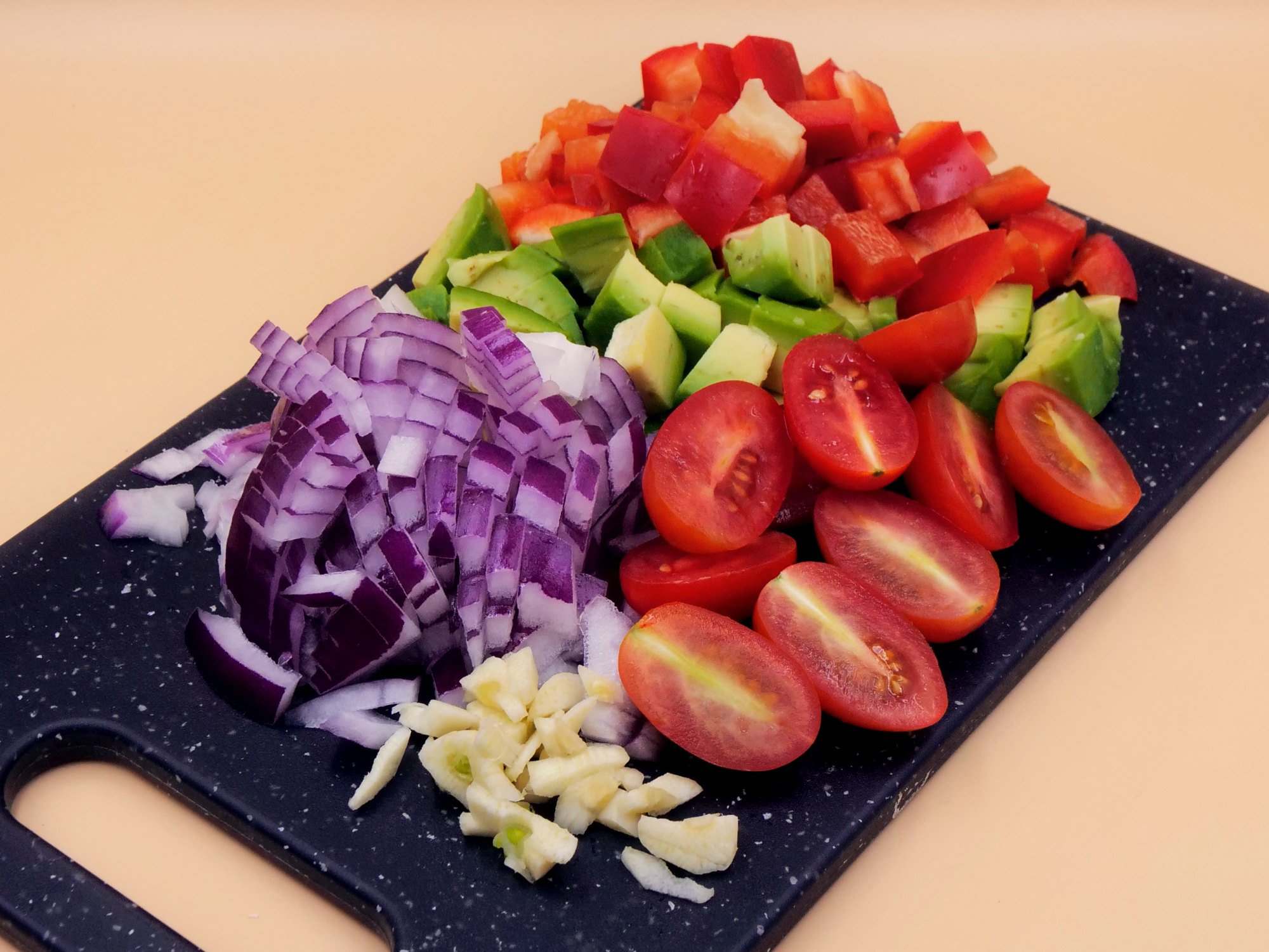 Kasza jaglana z awokado, pomidorkami i papryką przepis