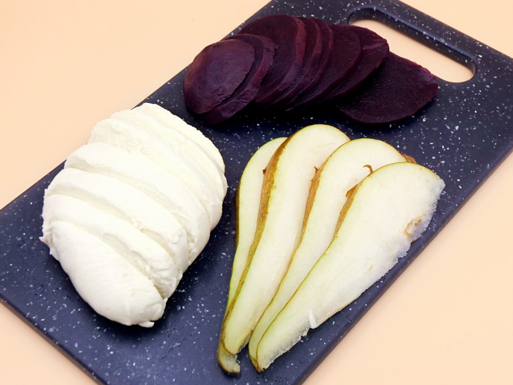 Sałatka z gruszki i buraka z mozzarellą przepis