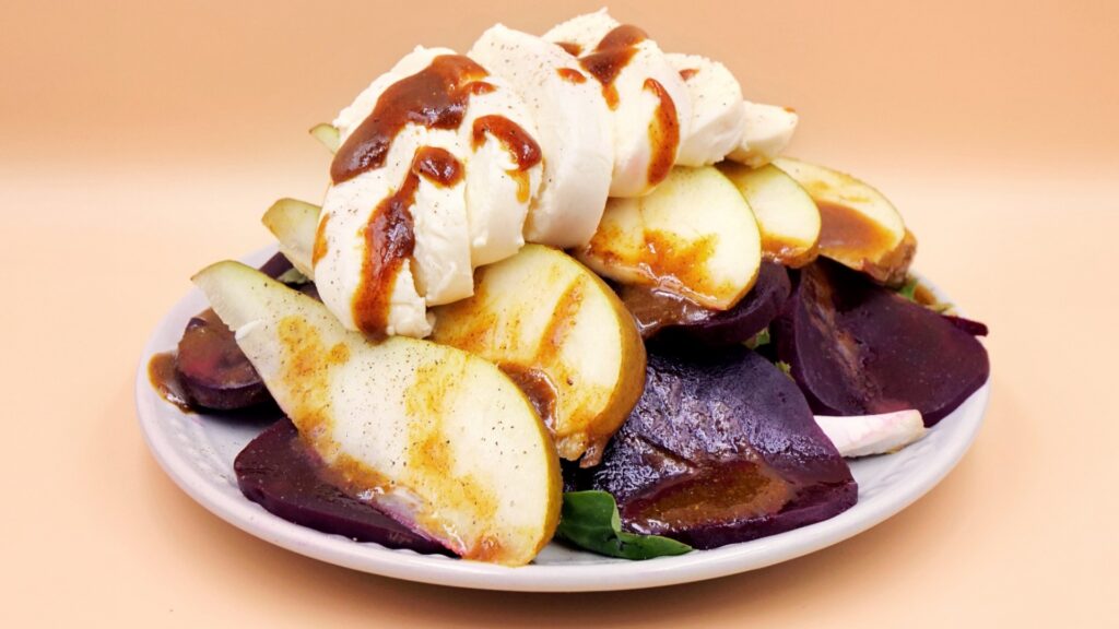 Sałatka z gruszki i buraka z mozzarellą przepis