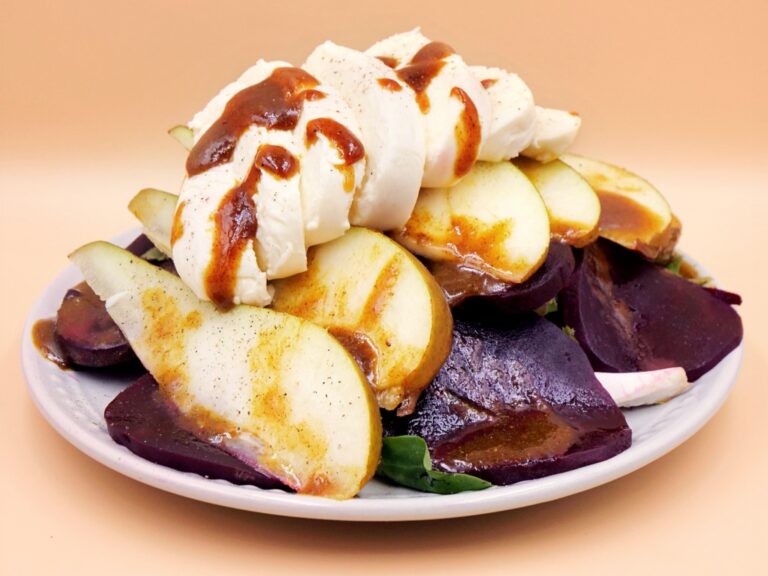 Sałatka z gruszki i buraka z mozzarellą przepis