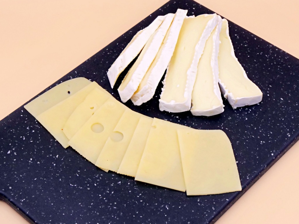 Sałatka z serem camembert, serem żółtym i awokado przepis