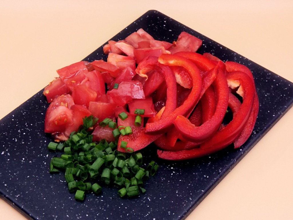 Sałatka z wędzonym łososiem i sosem winegret przepis