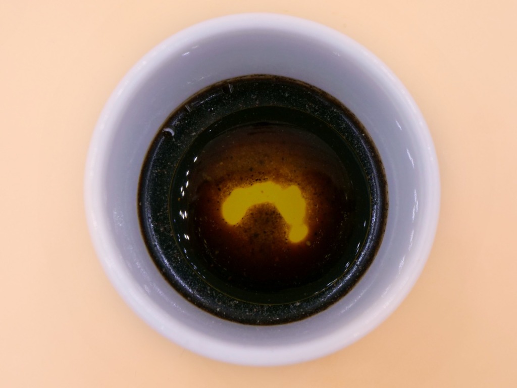 Sałatka z wędzonym łososiem i sosem winegret przepis