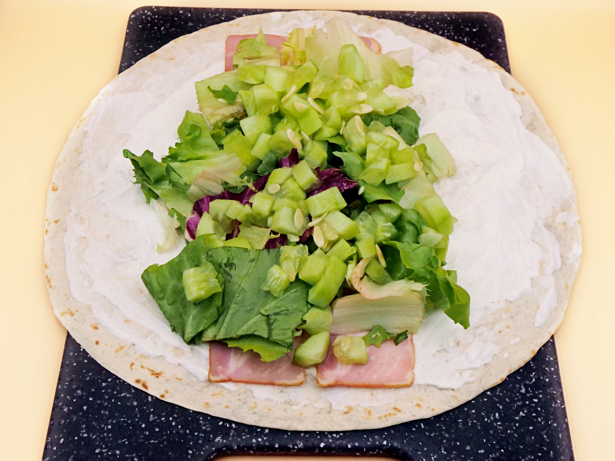 Tortilla z boczkiem, skyrem i warzywami przepis