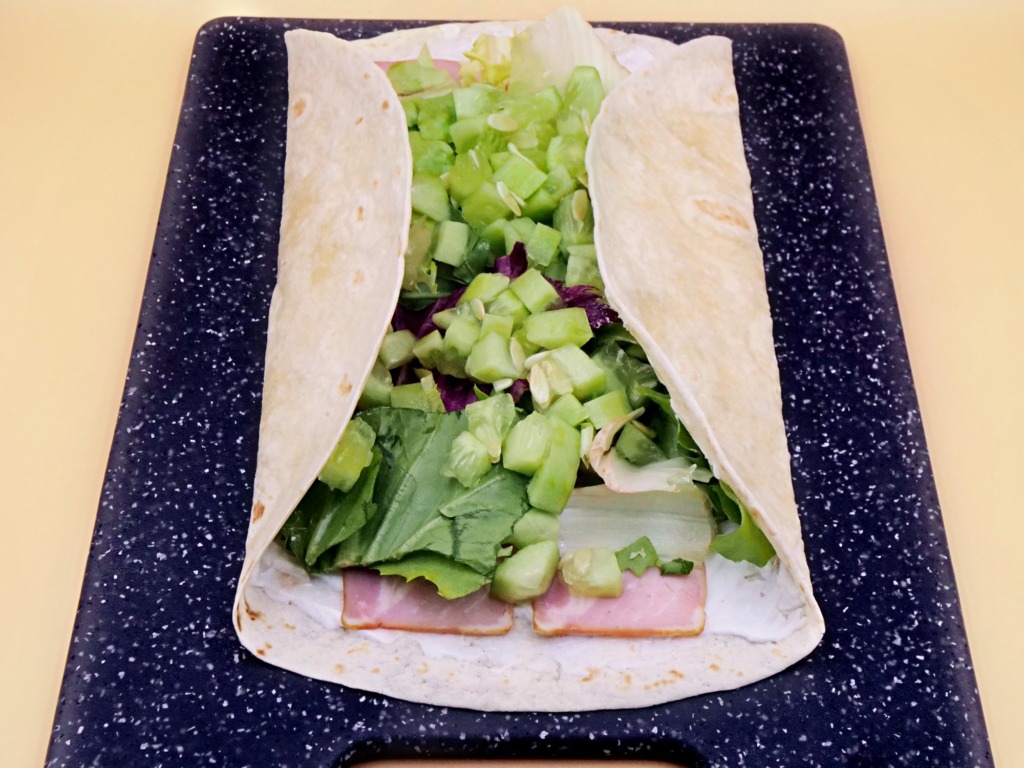 Tortilla z boczkiem, skyrem i warzywami przepis