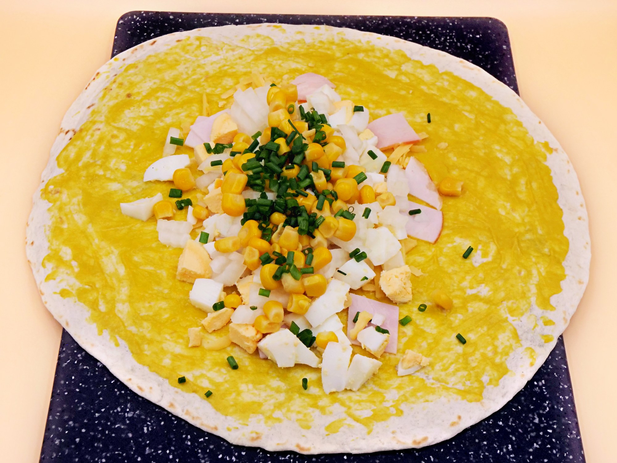 Tortilla z jajkiem, wędliną i kukurydzą przepis
