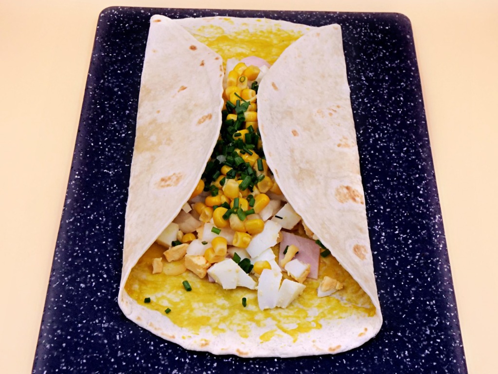 Tortilla z jajkiem, wędliną i kukurydzą przepis
