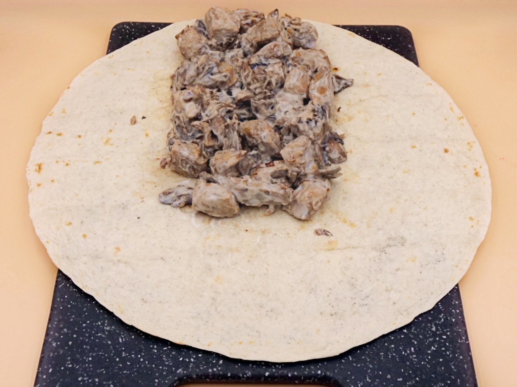 Tortilla z kurczakiem w sosie pieczarkowym przepis