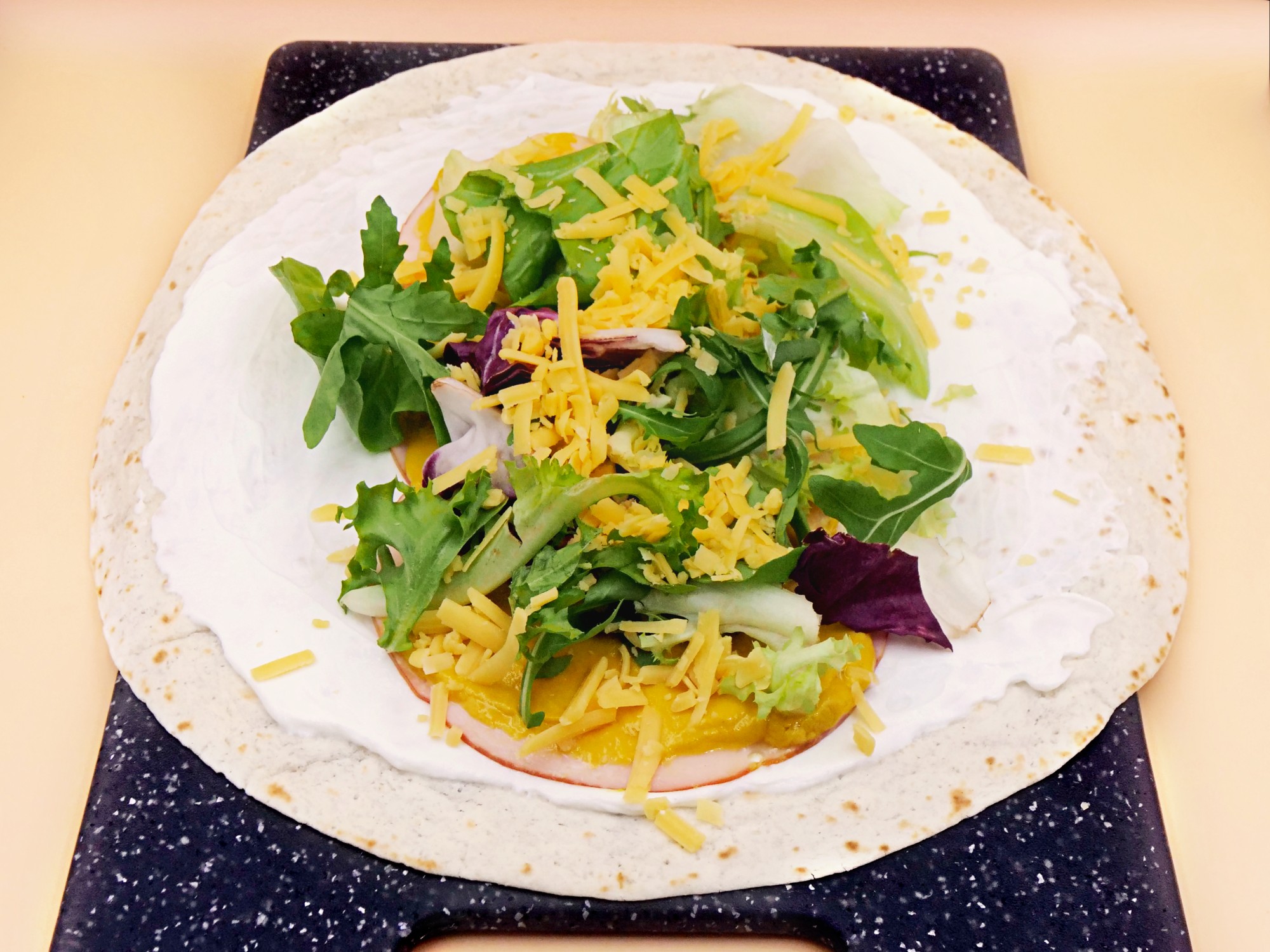 Tortilla z serem, polędwicą sopocką i warzywami przepis
