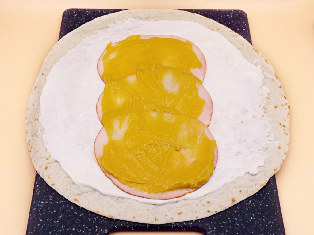 Tortilla z serem, polędwicą sopocką i warzywami przepis