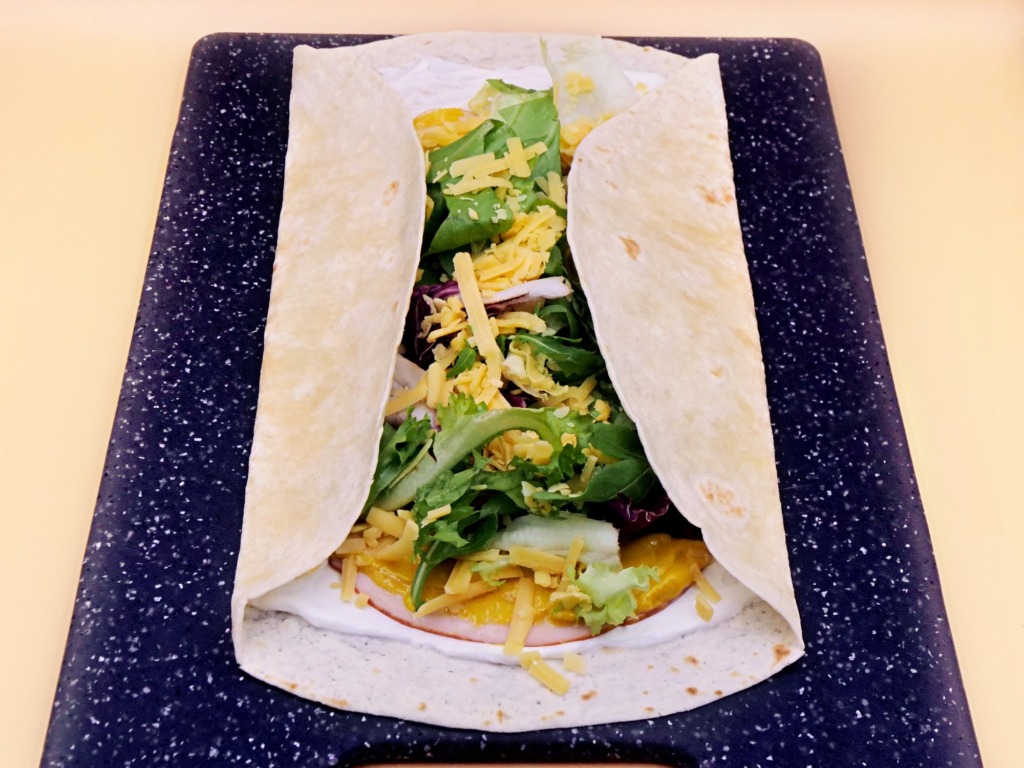 Tortilla z serem, polędwicą sopocką i warzywami przepis