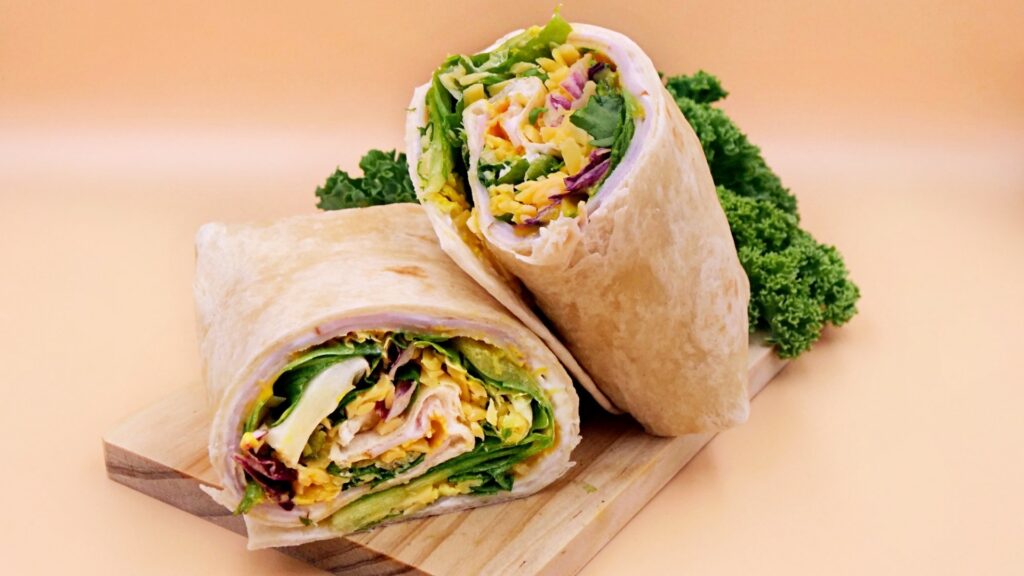 Tortilla z serem, polędwicą sopocką i warzywami przepis