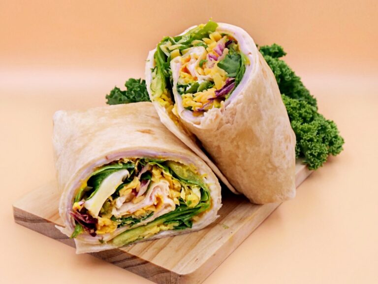 Tortilla z serem, polędwicą sopocką i warzywami przepis