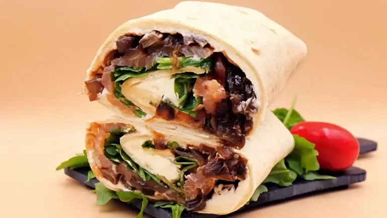 Tortilla z wędzonym łososiem, karmelizowaną cebulką i serkiem przepis