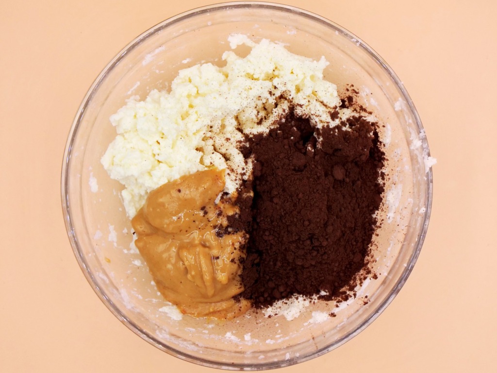 Twarogowe monte z masłem orzechowym i migdałami przepisy