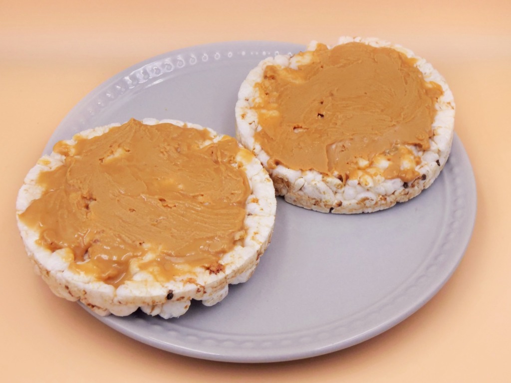 Wafle ryżowe z masłem orzechowym i bananem przepis