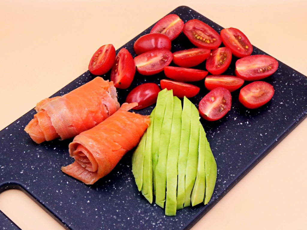 keto bowl z lososiem awokado i pomidorkami org