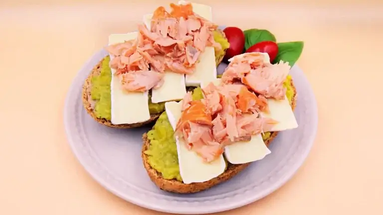 Bułka grahamka z guacamole, serem camembert i łososiem wędzonym przepis