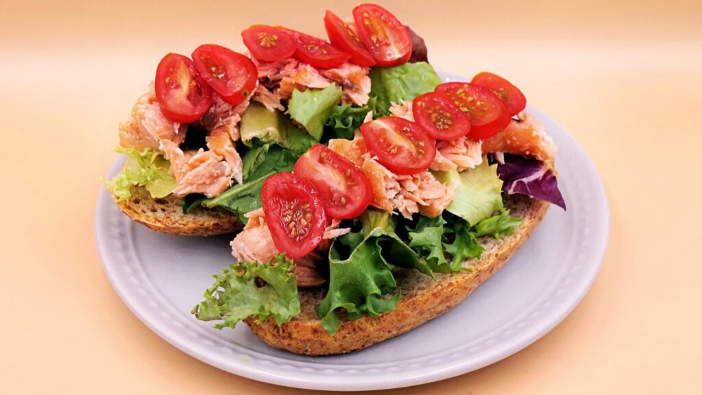 bulka grahamka z lososiem wedzonym salata i pomidorkami2