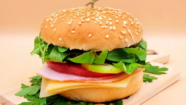 Burger z serem, polędwicą sopocką i warzywami przepis