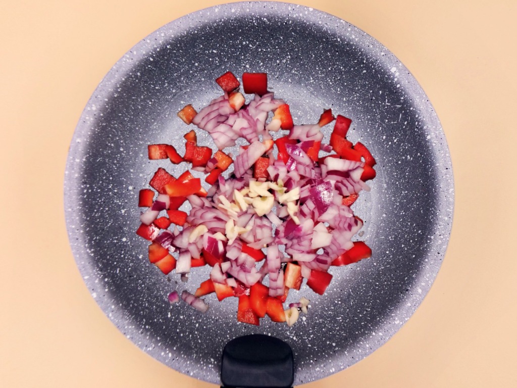 Kasza jaglana z awokado, pomidorkami i papryką przepis
