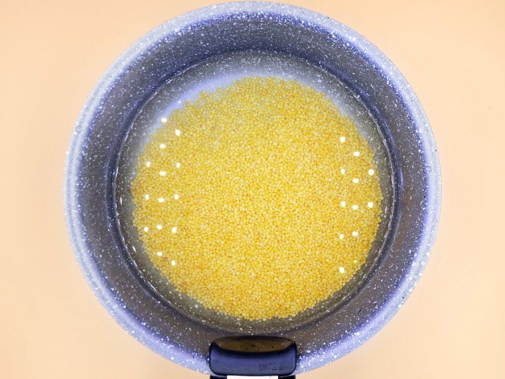 Kasza jaglana z awokado, pomidorkami i papryką przepis