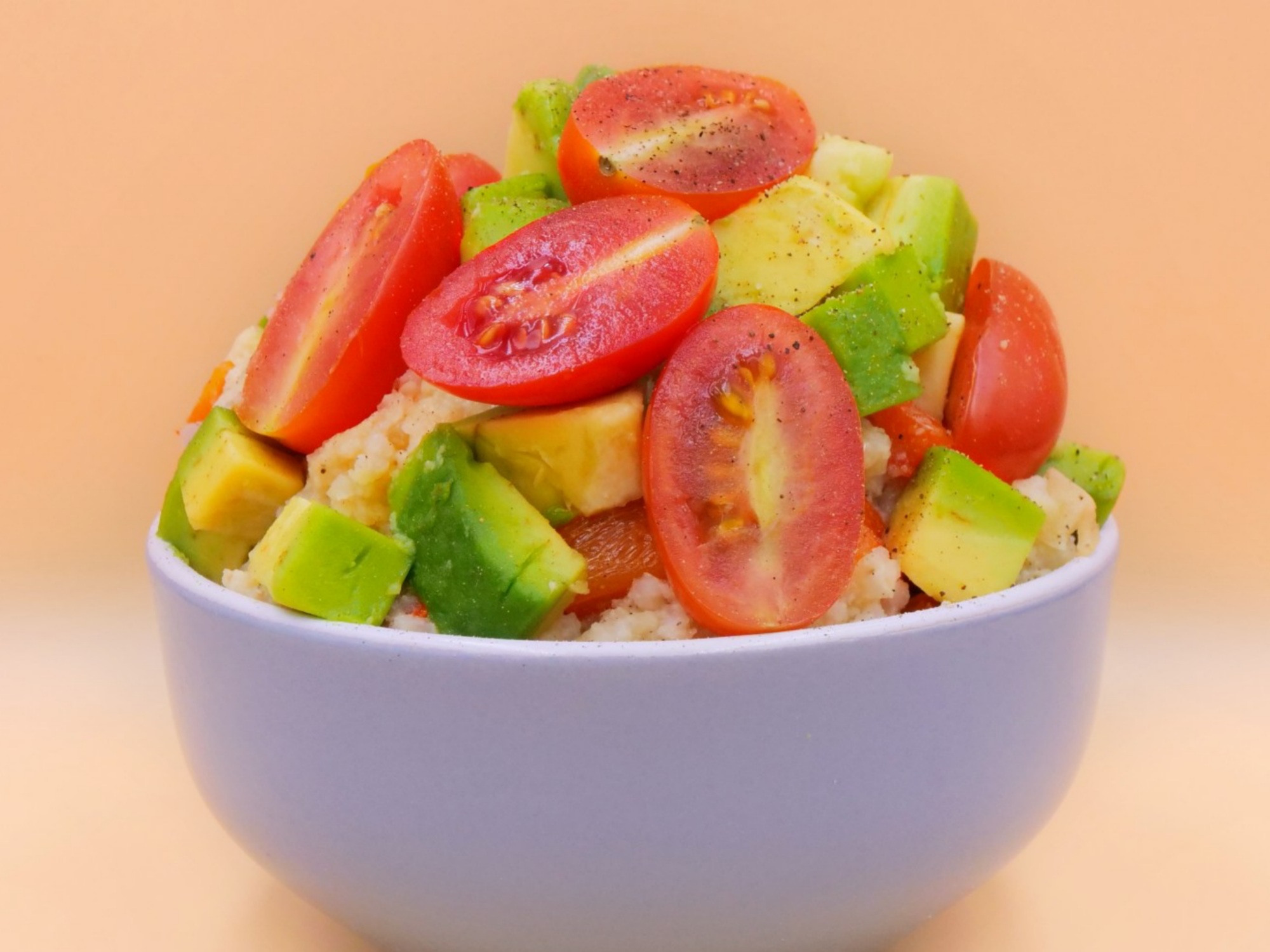 Kasza jaglana z awokado, pomidorkami i papryką przepis