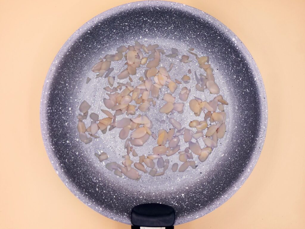 Owsianka z winogronami i płatkami migdałowymi przepis