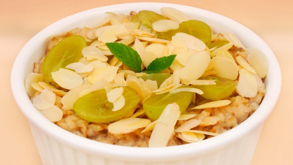 Owsianka z winogronami i płatkami migdałowymi przepis