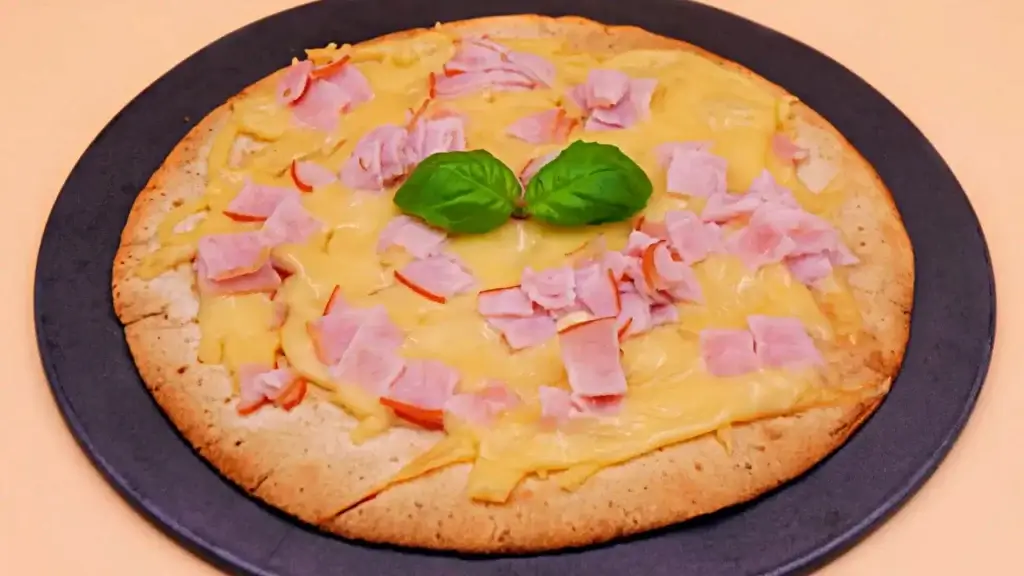 Pizza z serem i wędliną na tortilli z patelni przepis