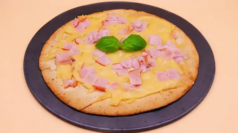 Pizza z serem i wędliną na tortilli z patelni przepis