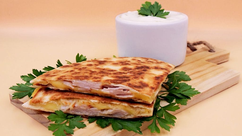 Gdy nie mam pomysłu co zjeść, robię serową quesadillę w 5 minut na suchej patelni