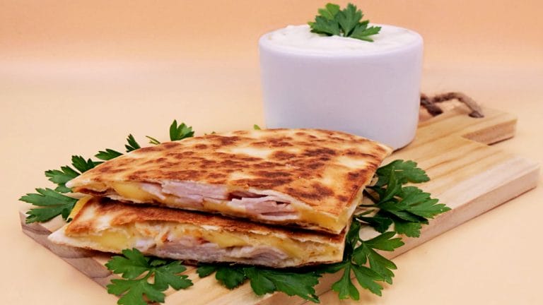 Gdy nie mam pomysłu co zjeść, robię serową quesadillę w 5 minut na suchej patelni