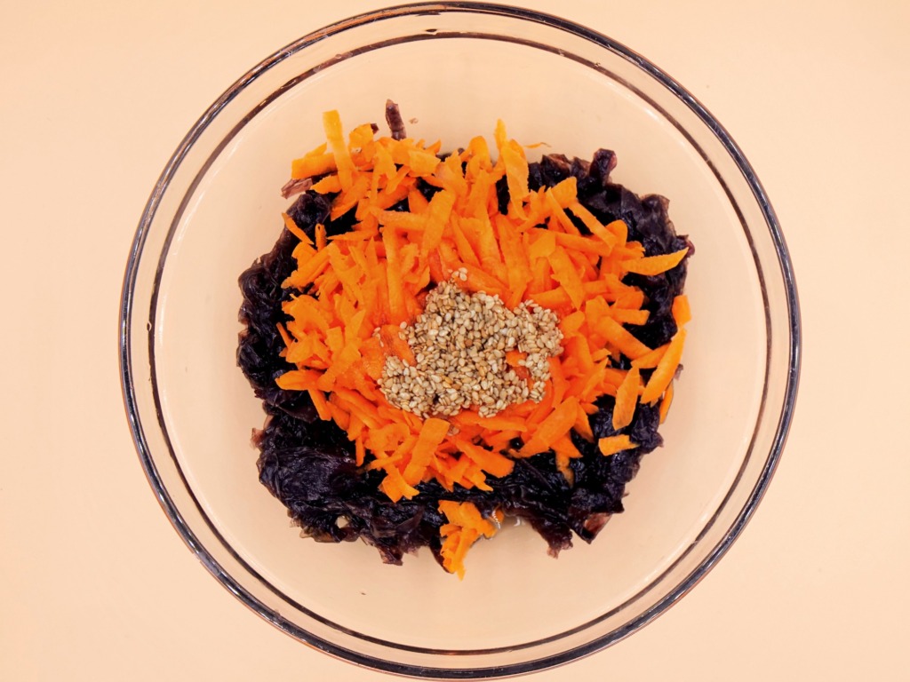 salatka z glonow morskich i marchewki 3