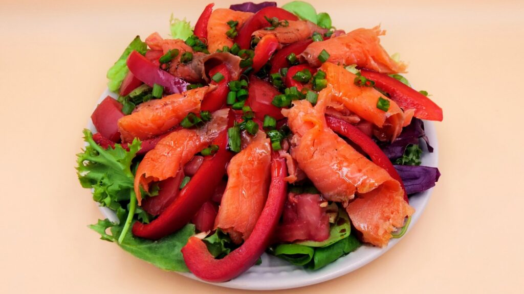 Sałatka z wędzonym łososiem i sosem winegret przepis