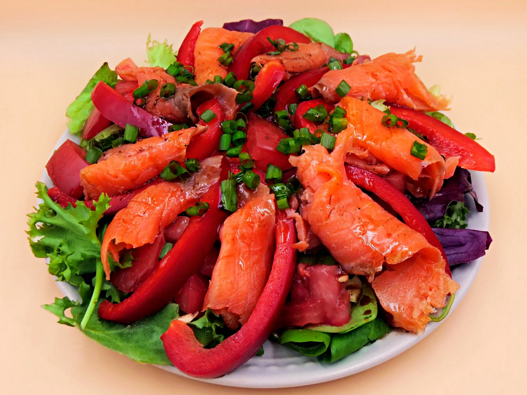 Sałatka z wędzonym łososiem i sosem winegret przepis