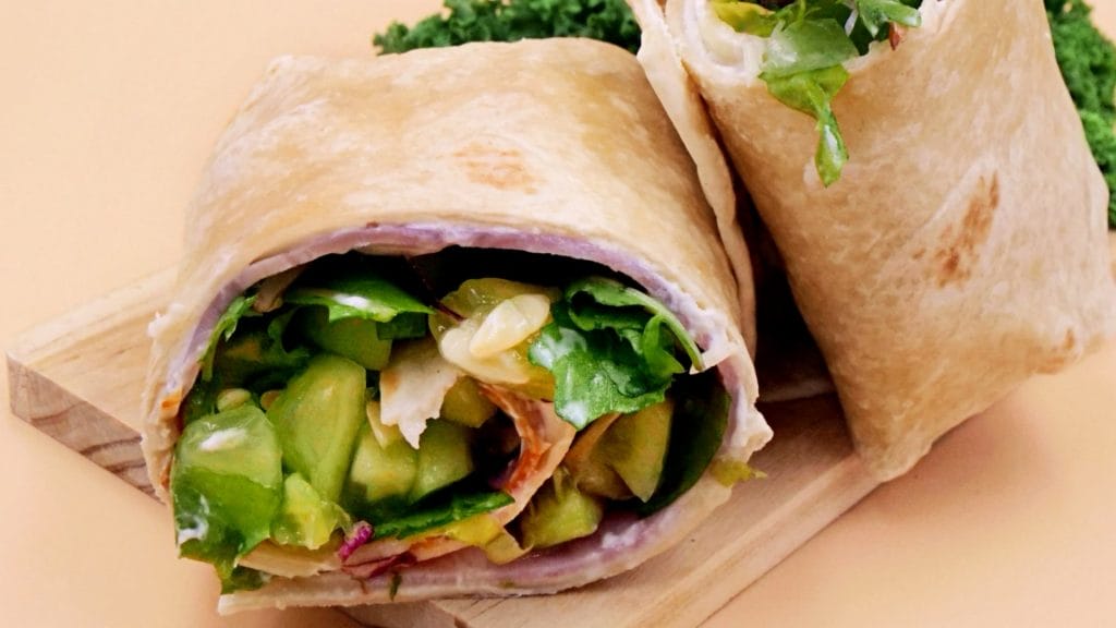 Tortilla z boczkiem, skyrem i warzywami przepis
